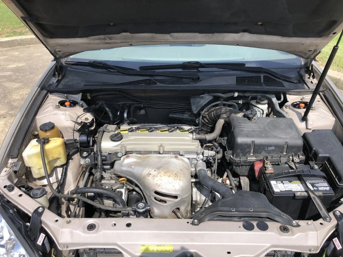 Photograph of a mid-2000s Toyota Camry engine bay.