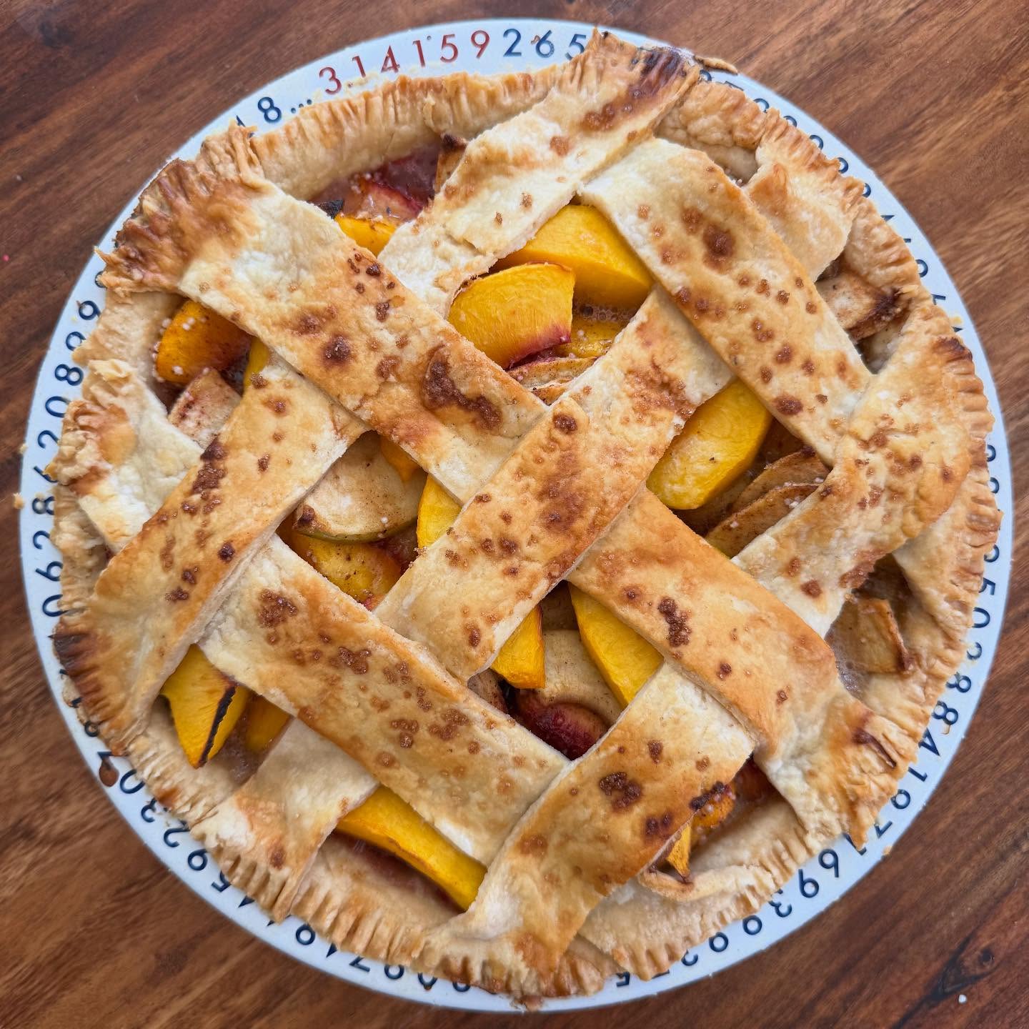 Photograph of a pie from @flyingjpies on Instagram