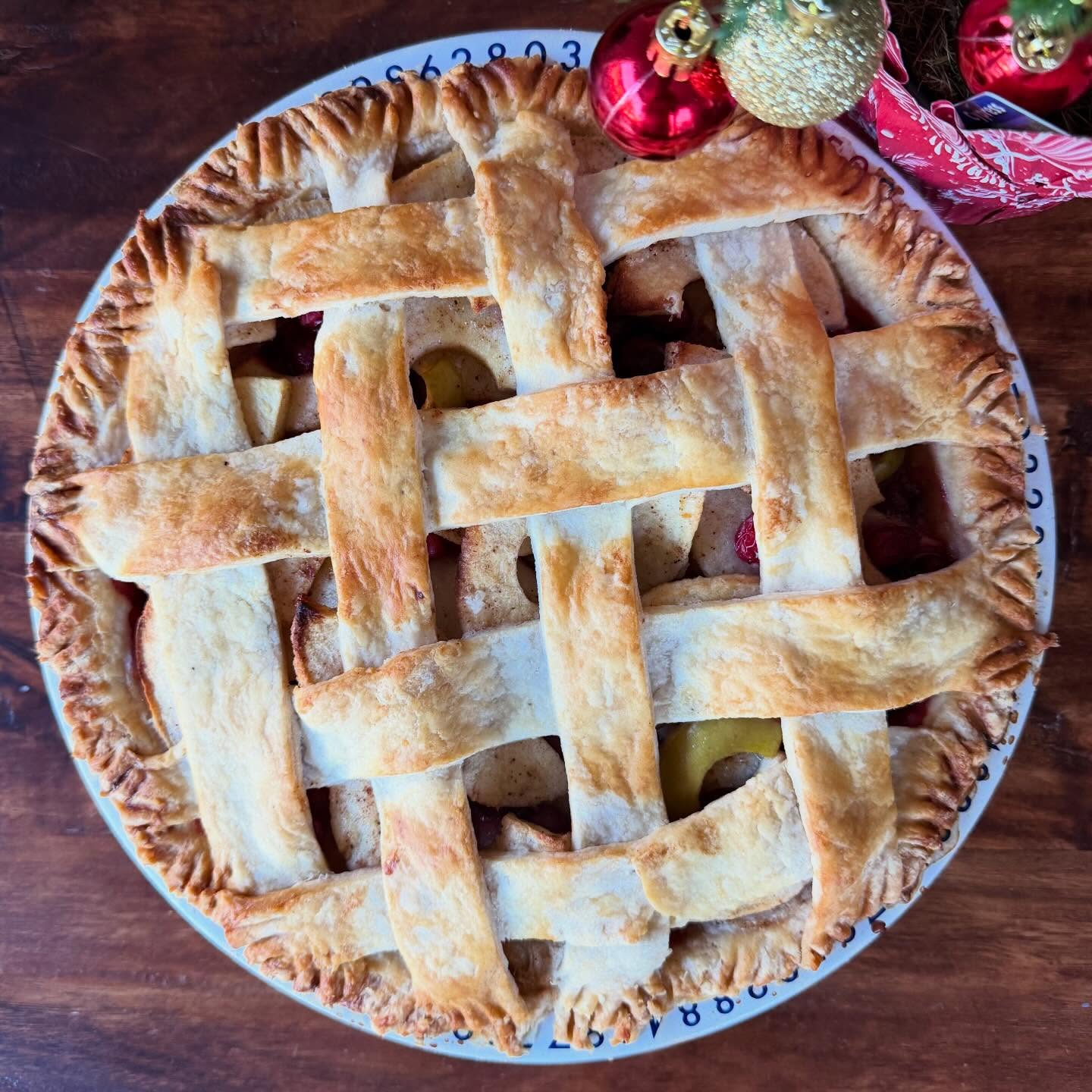 Photograph of a pie from @flyingjpies on Instagram